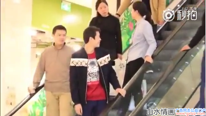 中国版电梯男人摸同性的手