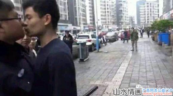 柳州男商贩，当街“亲吻”男城管被拘
