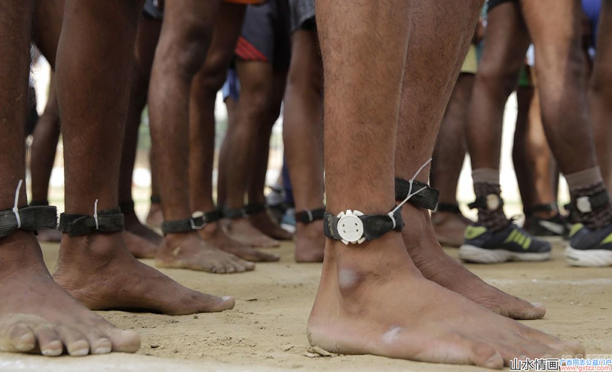 印度青年应征警察 没钱买鞋赤脚参加测试