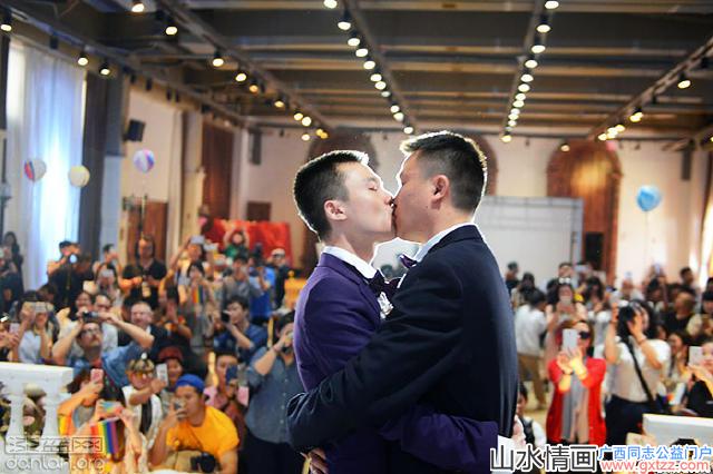 长沙首对男同性恋婚礼现场，为他们祝福吧！