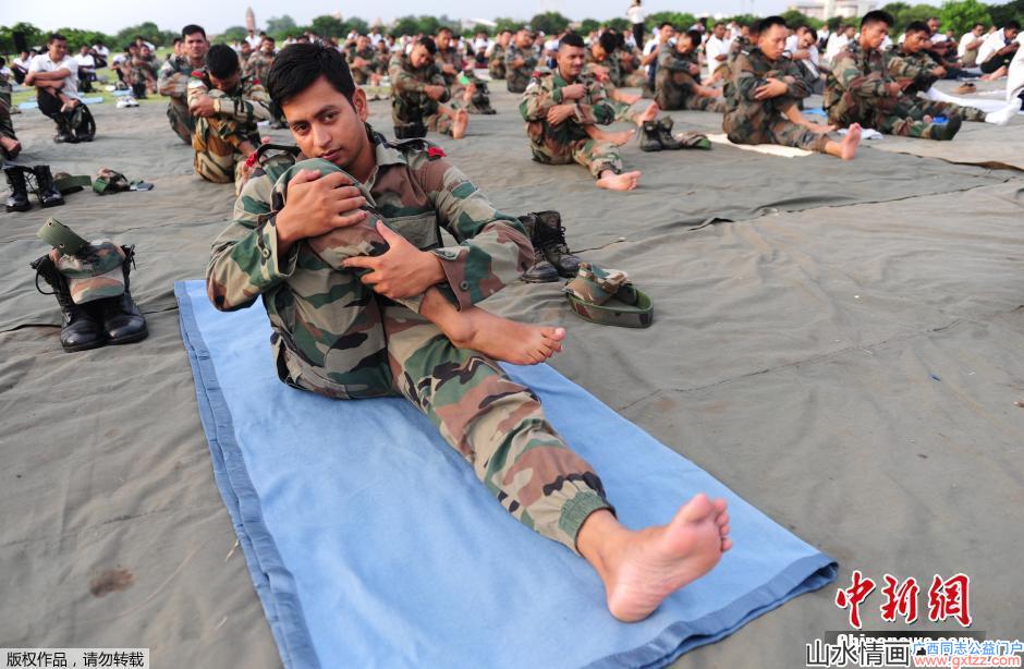 印度大兵集体练习瑜伽 硬汉也柔美