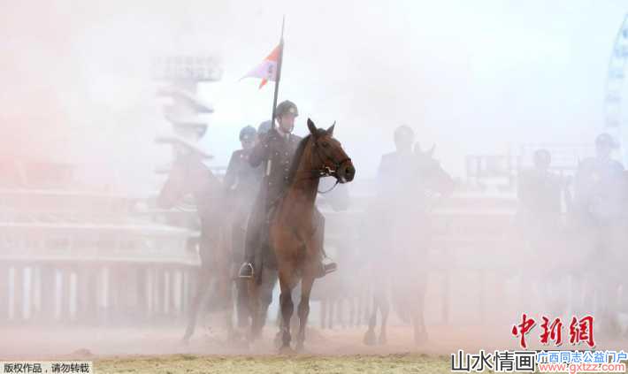 荷兰骑兵在烟雾中训练