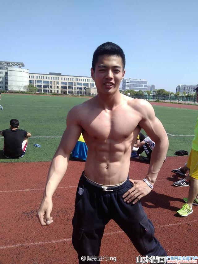 实拍某大学体育队健身帅哥的肌肉照，网友：颜值不够身材凑！