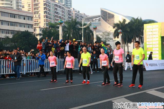 李宁现身南宁 领跑第11届南宁国际半程马拉松比赛