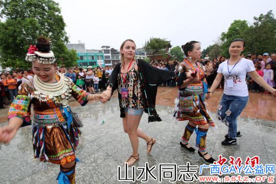 外国游客与广西民众共庆“壮族三月三”