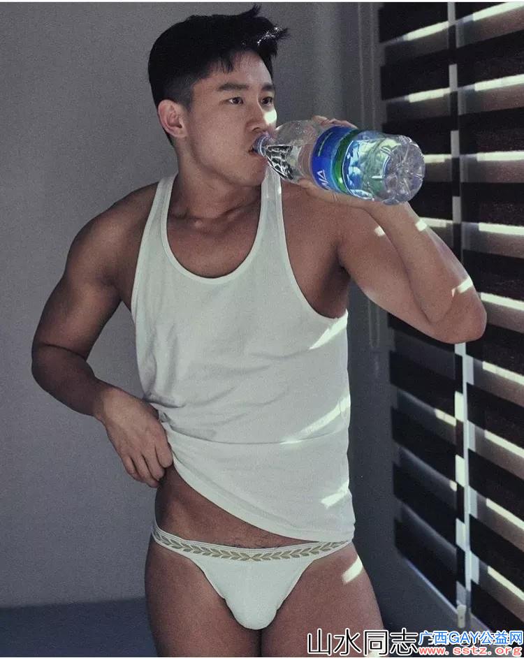 韩国帅哥池金浩，平面设计师兼职泳装模特！