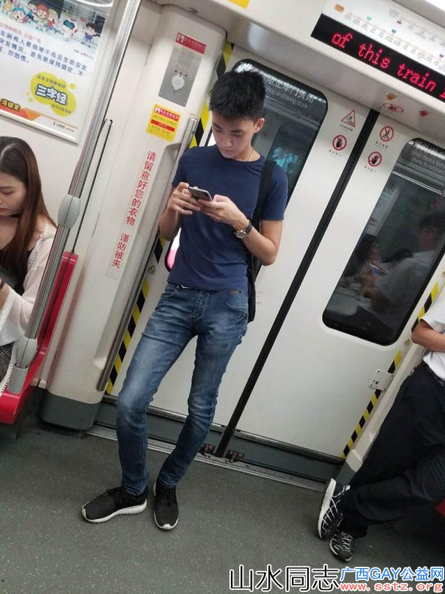 广州地铁拍到的干净帅气可爱帅哥，像小号版宁泽涛