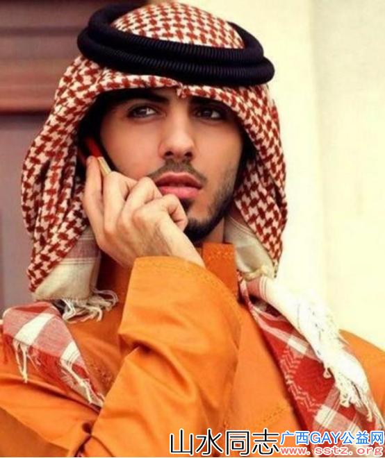 阿联酋一男子因太帅曾被“驱逐”，却迎来事业高峰，现在成晒娃狂魔