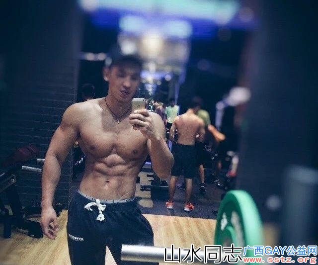 190CM北体大鼻子体育生刘佳萌，做健身私教的他实力强大