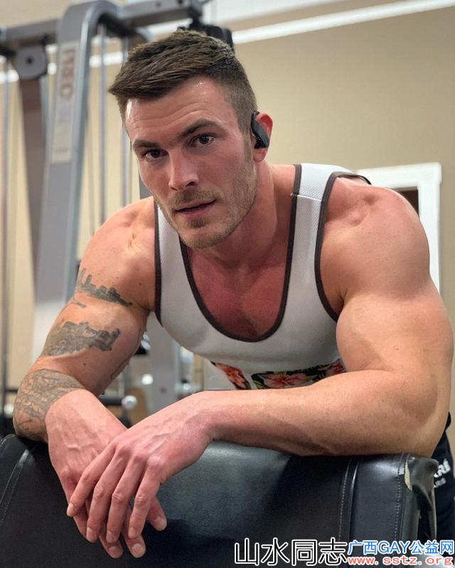 ins上的健壮的肌肉帅哥，笑起来却非常的阳光，会有人喜欢他吗