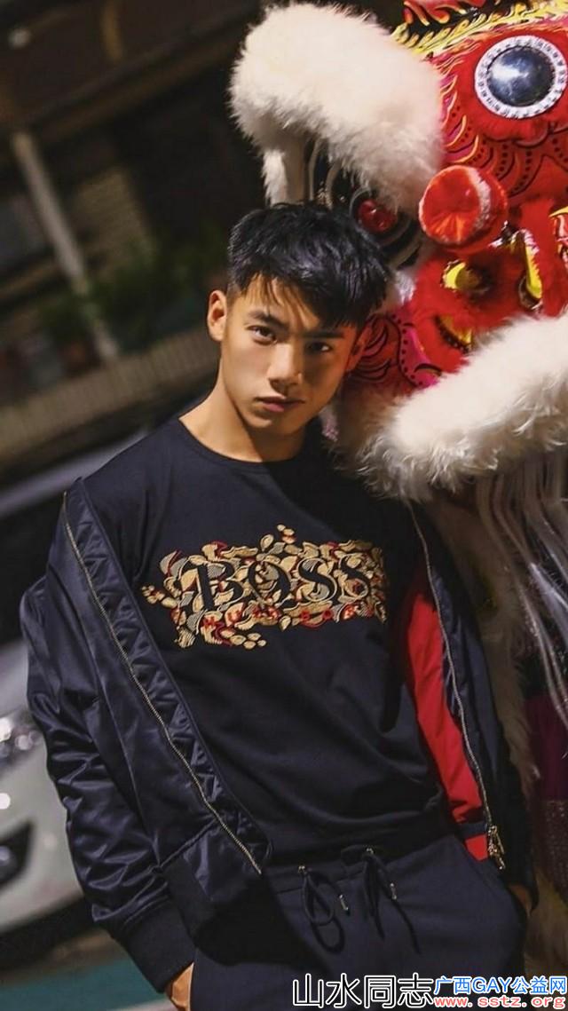 型男博主秀好身材，成熟气息浓郁