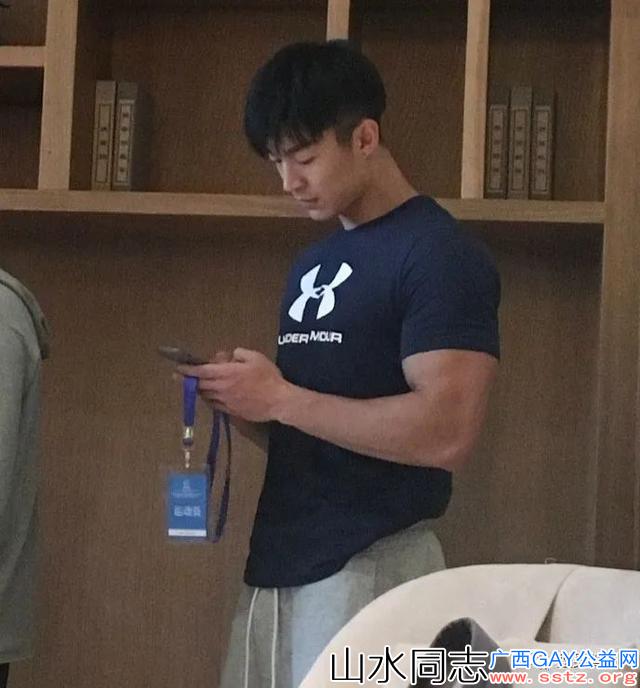 他是谢梓秋御用男模，这肉体太有欲望了