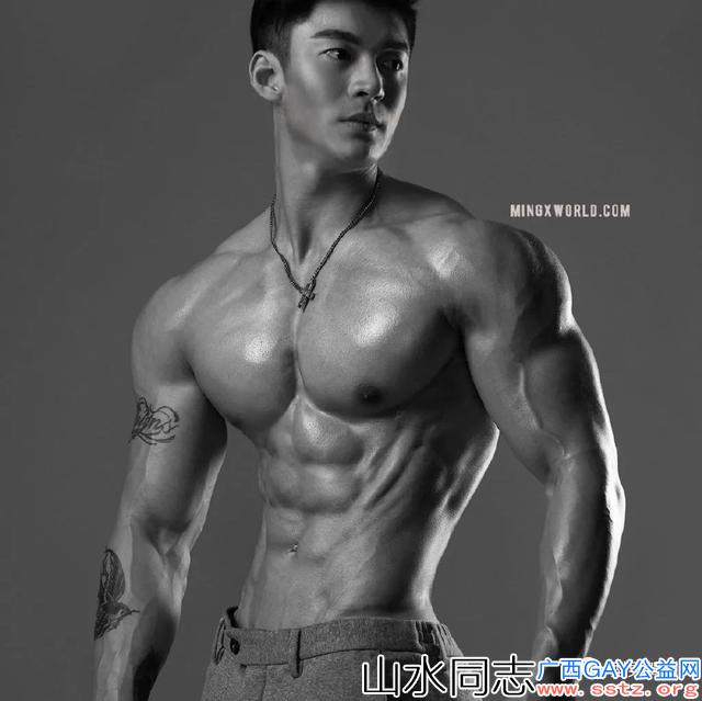 他是谢梓秋御用男模，这肉体太有欲望了