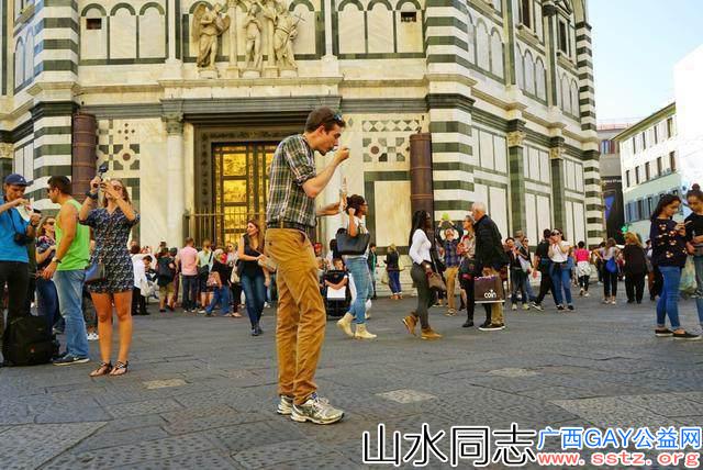 实拍意大利街头帅哥，身材气质都好，难怪女人要抢着来意大利旅游