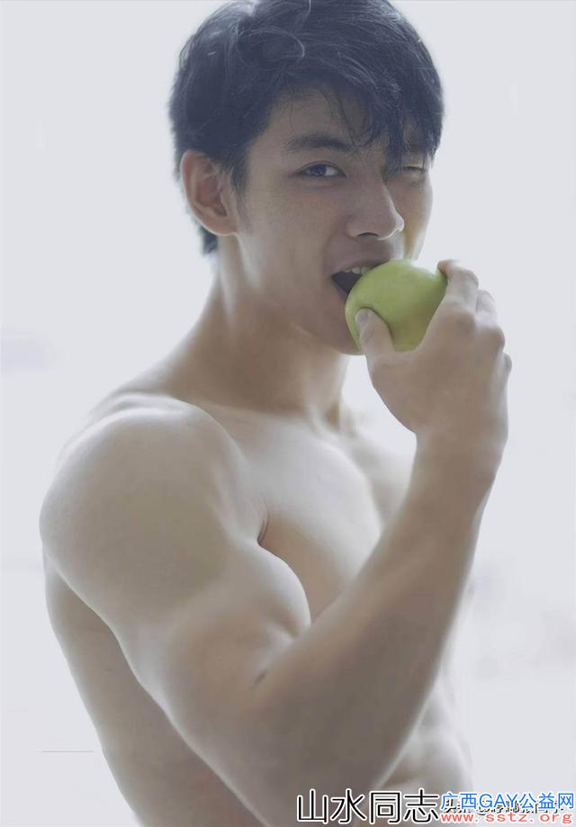 长相清秀笑容甜美的肌肉帅哥，手里拿着一只青苹果，正准备吃呢！