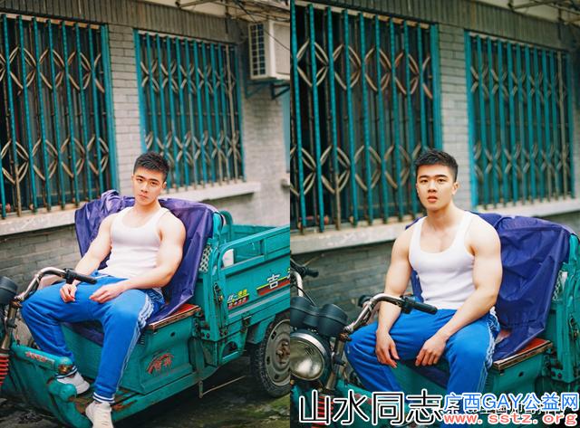 阳光帅气的肌肉男孩，想变成他怀里的那只小奶狗